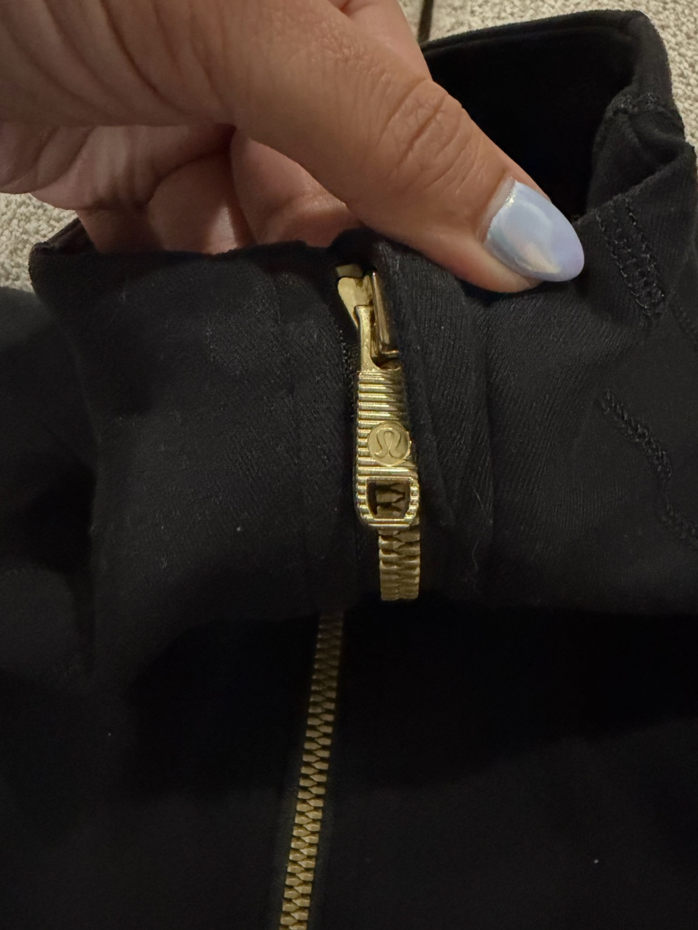 Lululemon Relaxed Define Black w/ Gold Zip Size 4 EUC - Picture 4 of 7